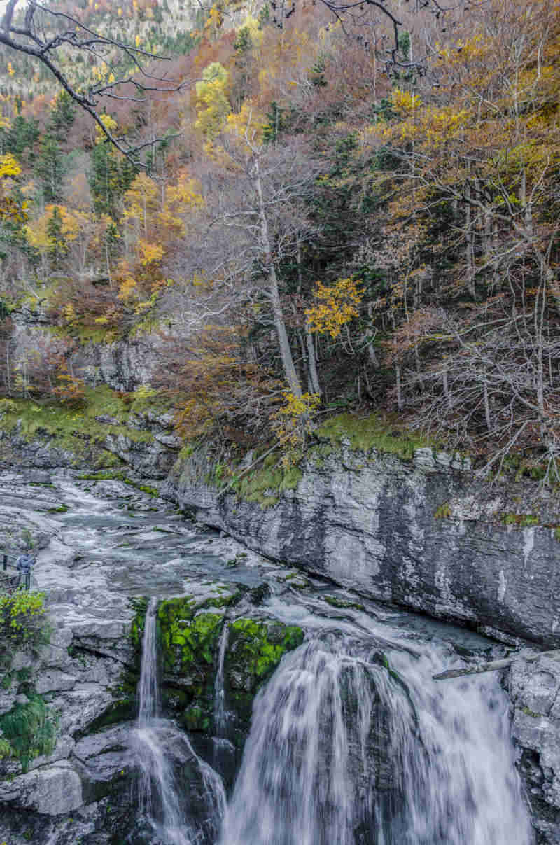 Huesca - parque nacional de Ordesa y Monte Perdido - valle de Ordesa 31 - cascada del Estrecho.jpg